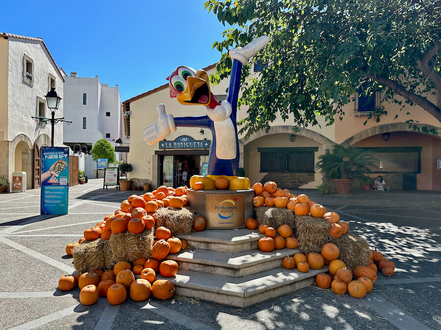 Woody pájaro loco con calabazas - decoración Halloween PortAventura