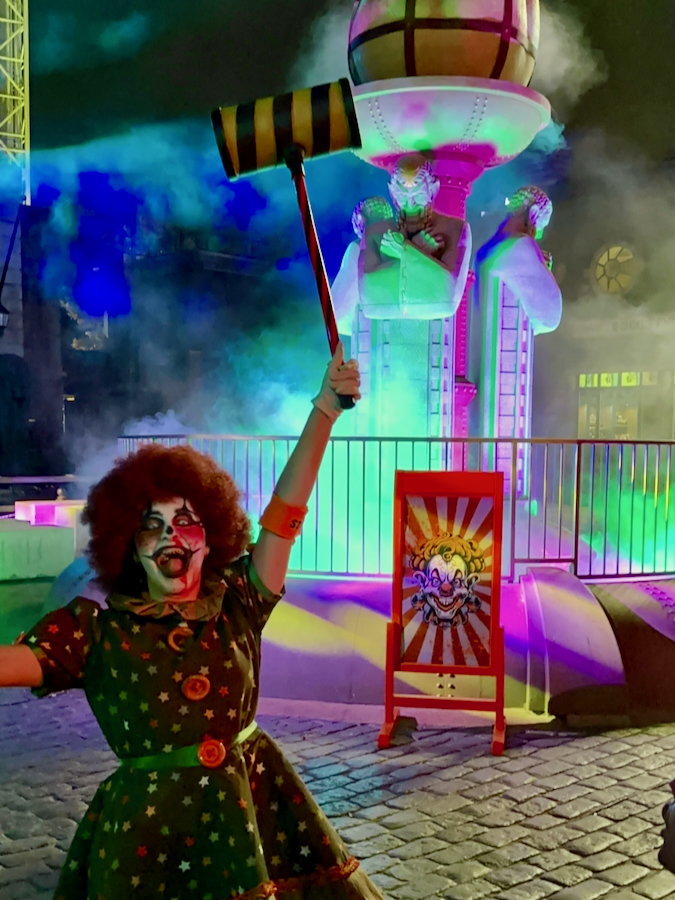 Personaje de la zona de terror Clowns to Kill de las Halloween Scary Nights de Parque Warner