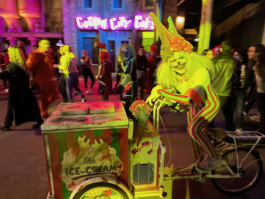 Personaje payaso de la zona de terror Clowns to Kill de las Halloween Scary Nights de Parque Warner