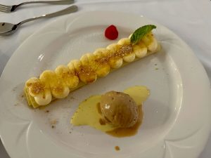 Crepe de crema catalana con tierra de carquiñoli y helado de turrón - Racó de Mar PortAventura - Navidad 2023