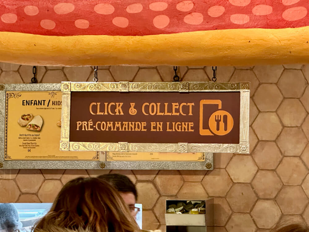 Cartel de Click & Collect pedir comida desde el movil Disneyland Paris