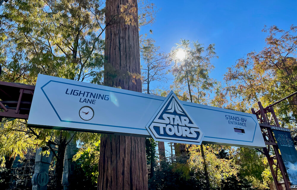 Cartel de Lightning Lane en la entrada de Star Tours en Hollywood Studios