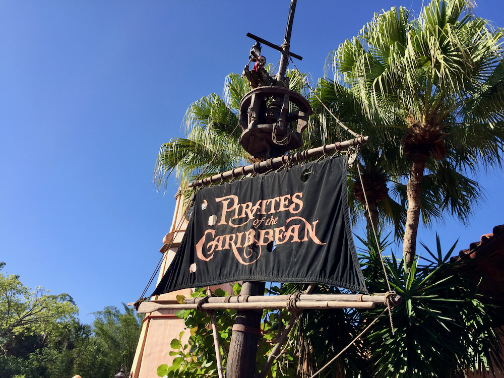 Cartel de Piratas del Caribe en Magic Kingdom de Walt Disney World Orlando