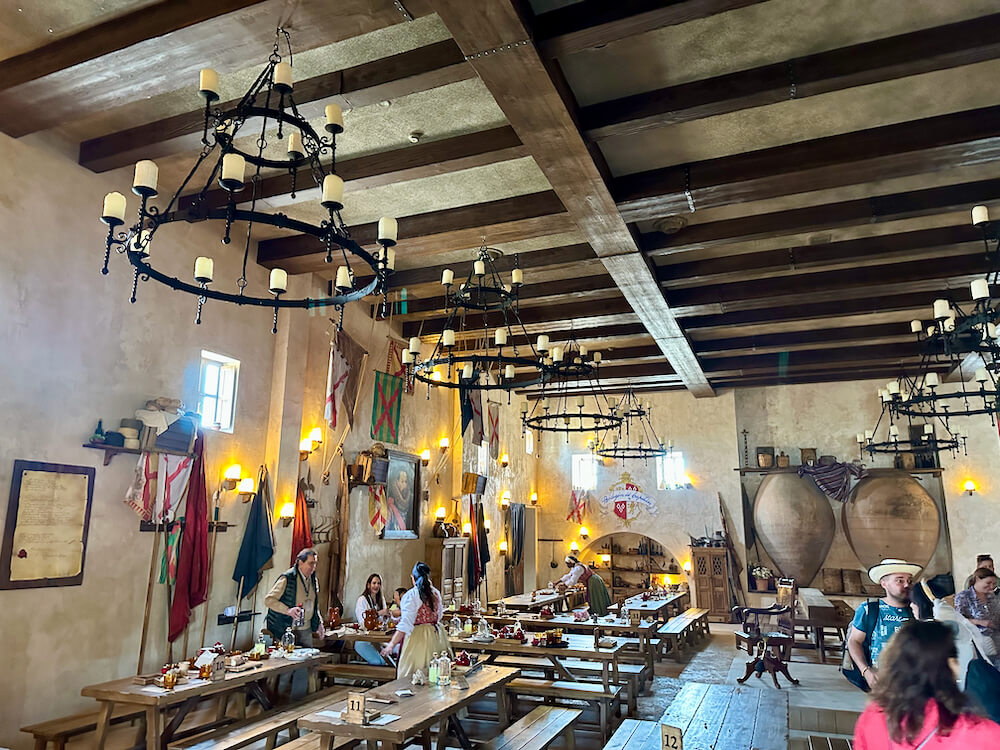 Interior del Restaurante Espectáculo El Bodegón del Capitán en Puy du Fou España