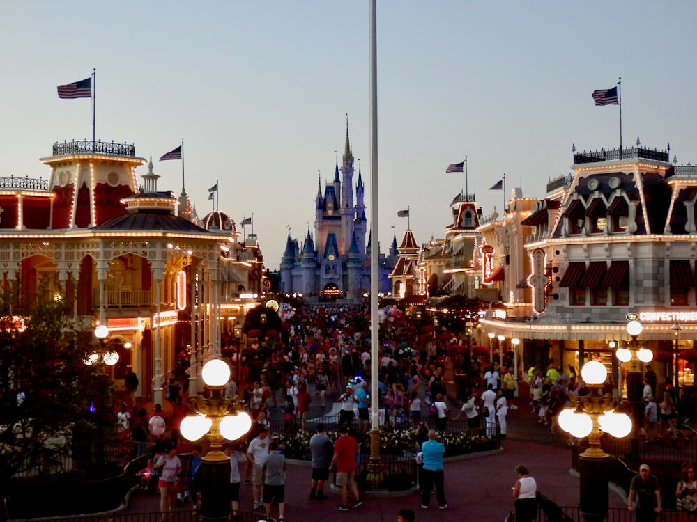 Main Street al anochecer en Magic Kingdom Walt Disney World