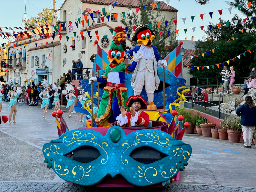 Carnival Parade - Woody y Winnie en el Carnaval de PortAventura World