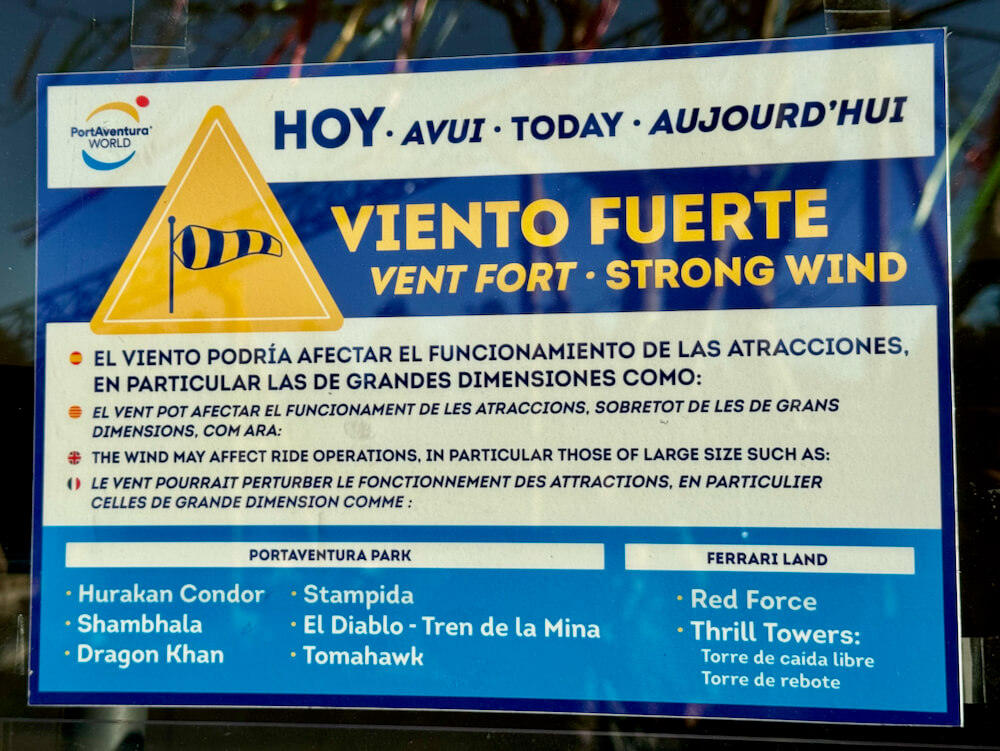 Cartel atracciones cerradas por viento - PortAventura
