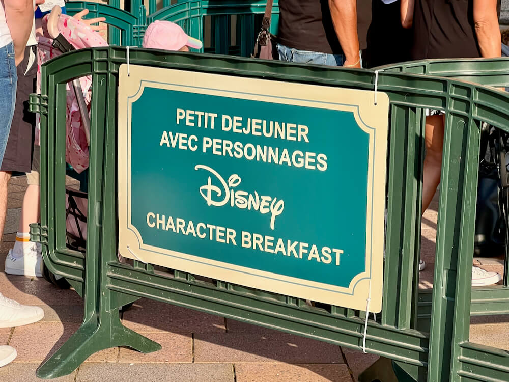 Cartel de entrada al desayuno con personajes en Plaza Gardens Disneyland Park