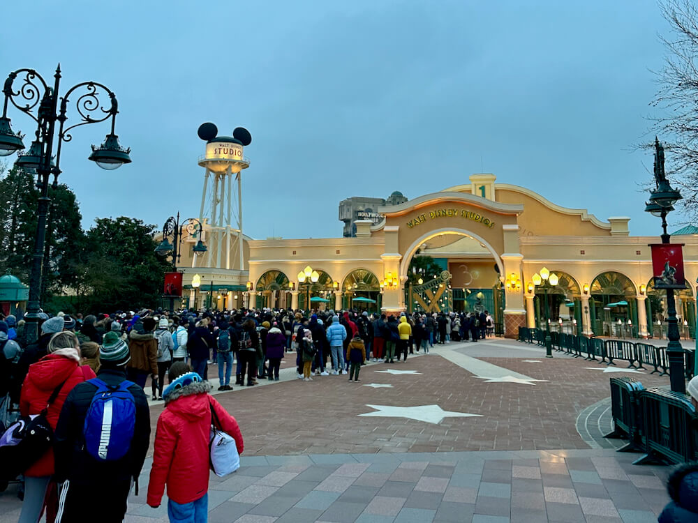 Cola de entrada al Parque Walt Disney Studios antes del Extra Magic Time