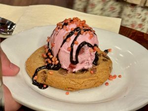 Cookie con helado Strawberry Cheesecake - Long Branch Saloon 2024
