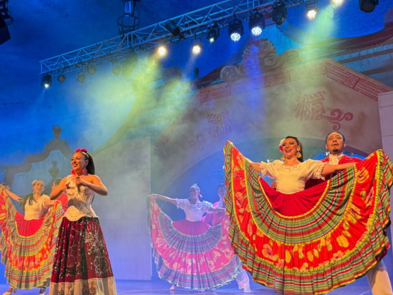 Fiesta Mexicana espectáculo Cantina PortAventura 2024