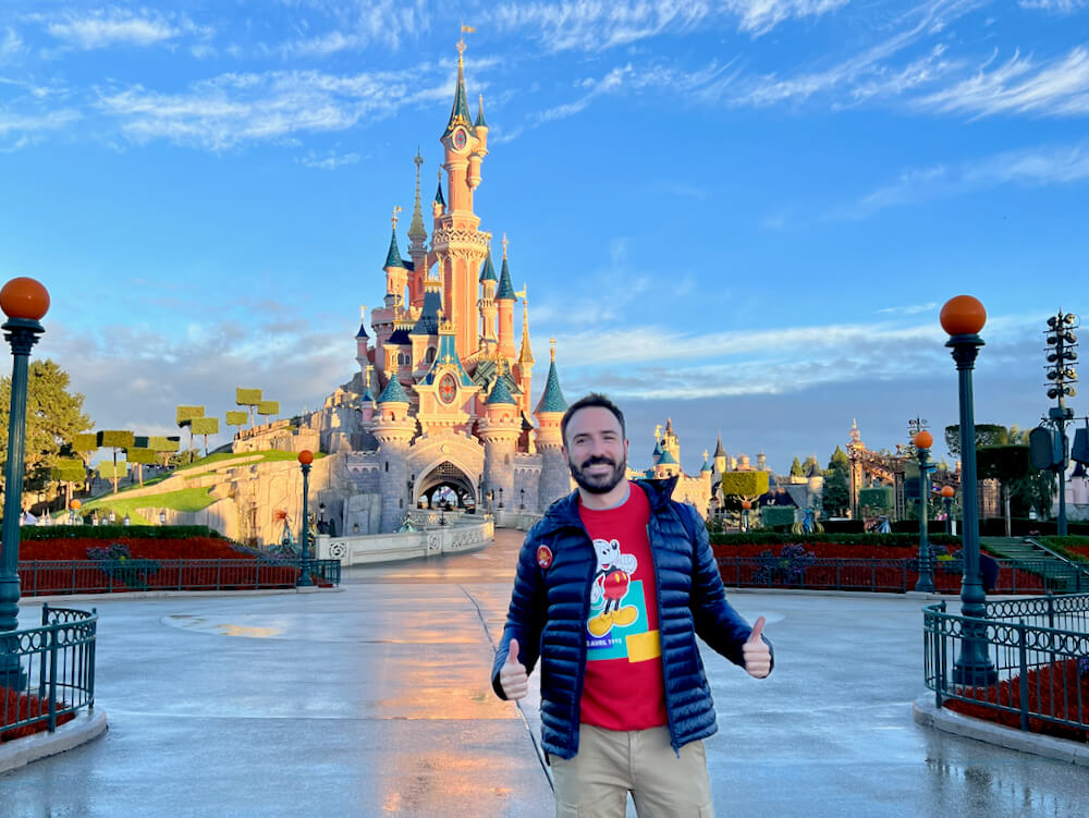 Foto sin gente delante del castillo de Disneyland Paris