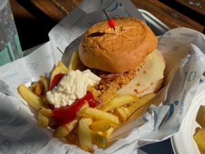 Hamburguesa pollo crujiente con bacon y guarnición - The Old Steak House PortAventura 2024