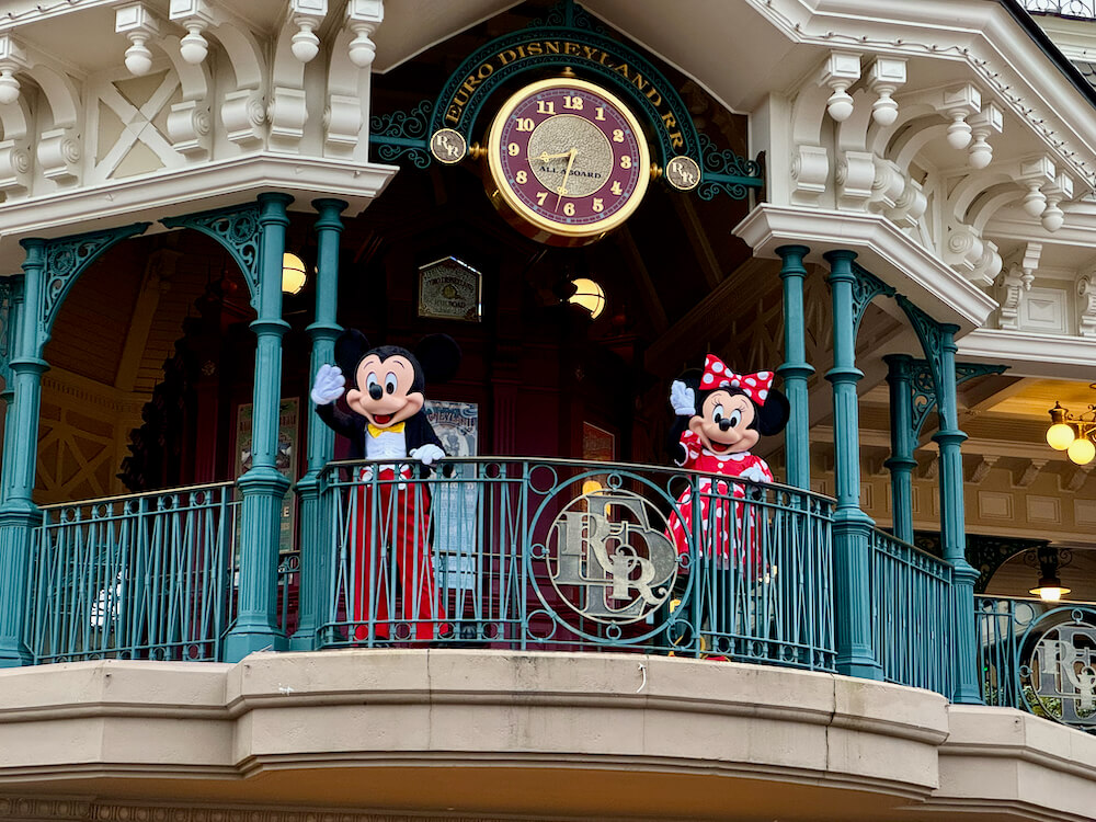 Mickey y Minnie saludando a la entrada de Disneyland Paris