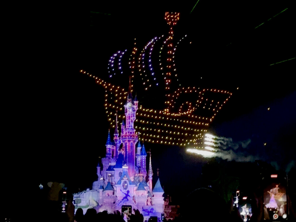 Barco de Peter Pan en el espectáculo nocturno Disney Electrical Sky Parade en Disneyland Paris