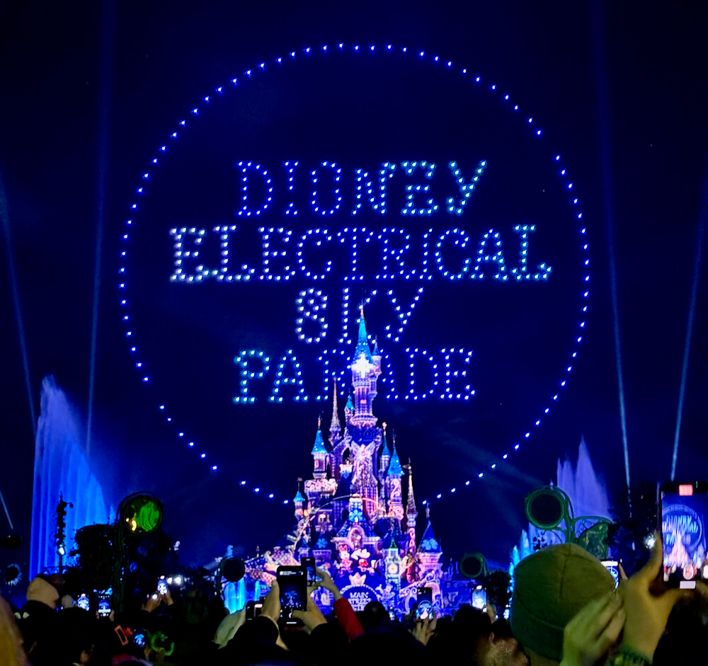 Espectáculo nocturno Disney Electrical Sky Parade en Disneyland Paris